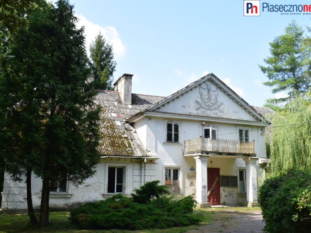 Dworek Ryxów popada w ruinę