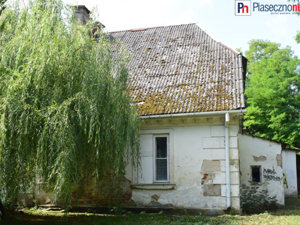 Dworek Ryxów popada w ruinę