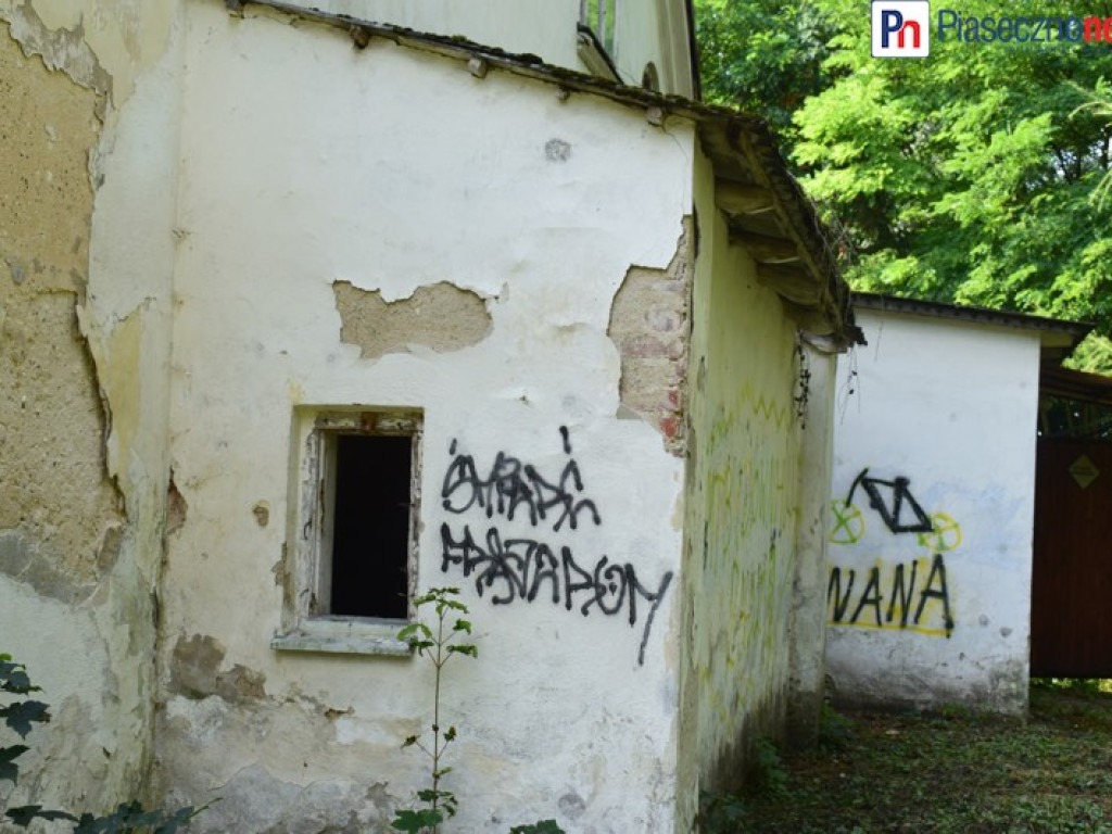 Dworek Ryxów popada w ruinę