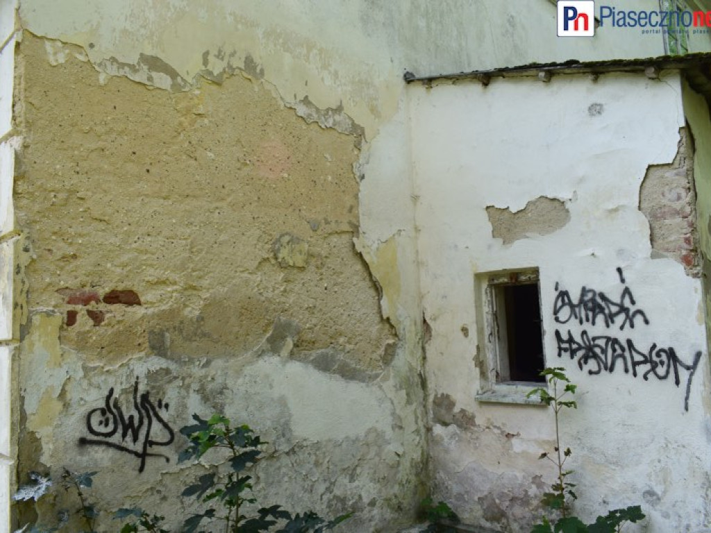 Dworek Ryxów popada w ruinę