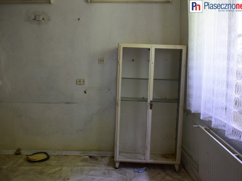 Dworek Ryxów popada w ruinę