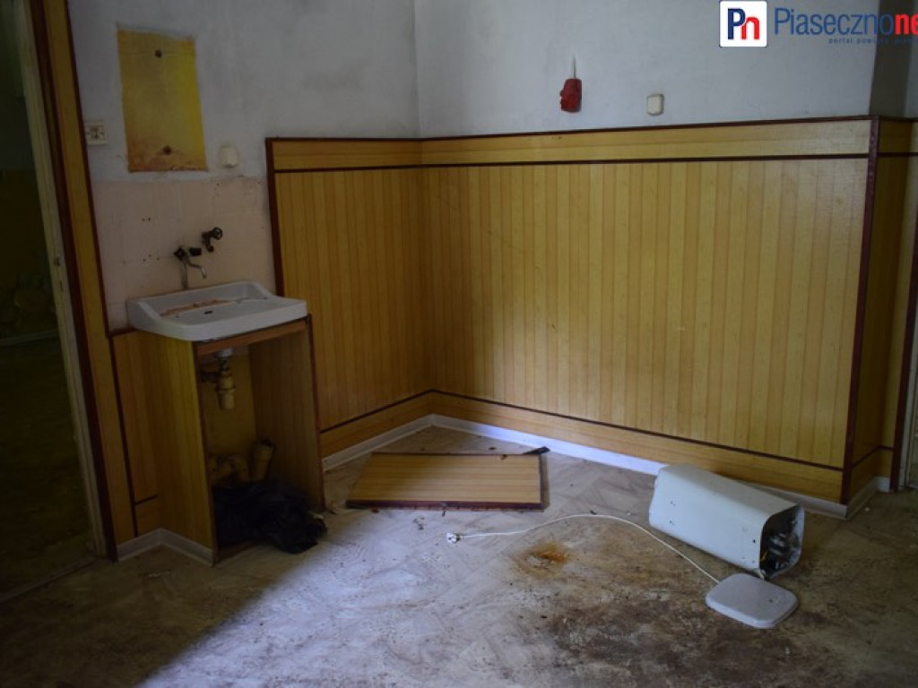 Dworek Ryxów popada w ruinę