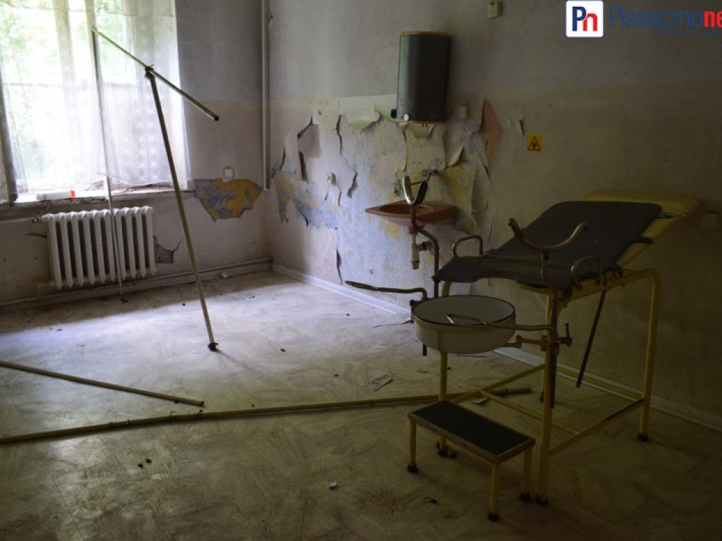 Dworek Ryxów popada w ruinę