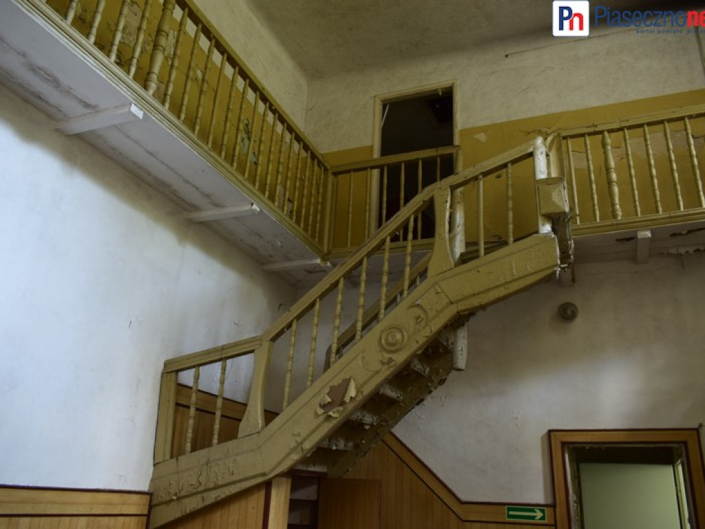 Dworek Ryxów popada w ruinę