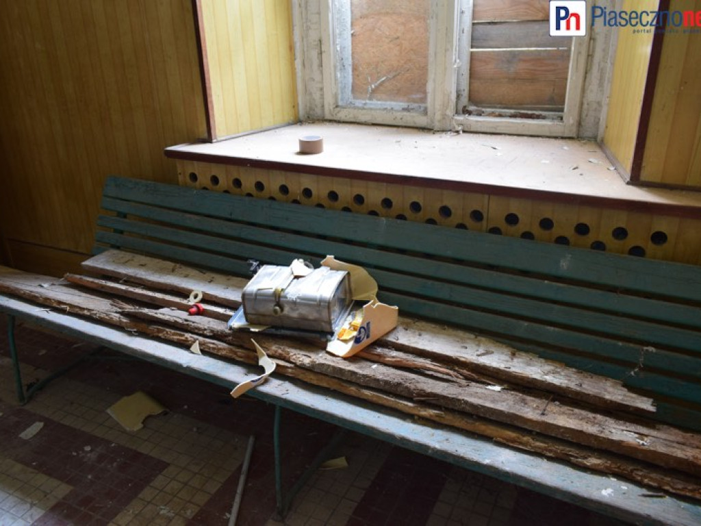 Dworek Ryxów popada w ruinę