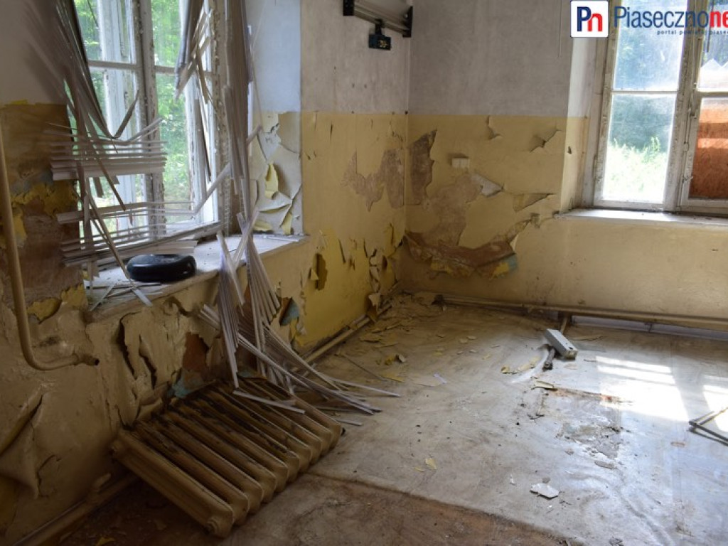 Dworek Ryxów popada w ruinę