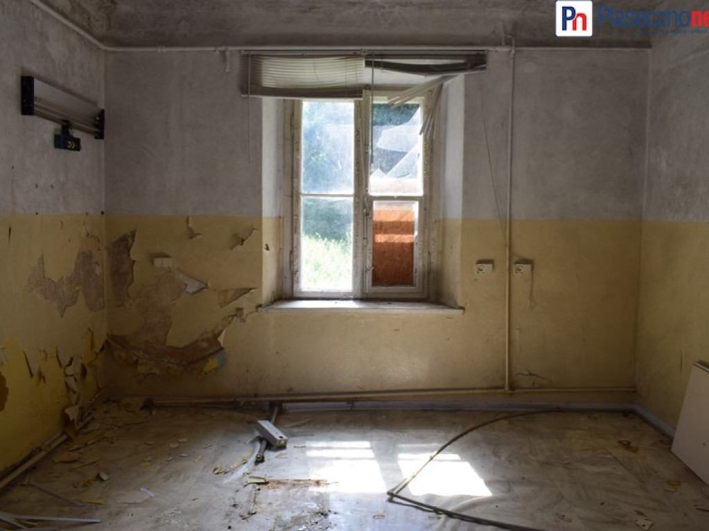 Dworek Ryxów popada w ruinę