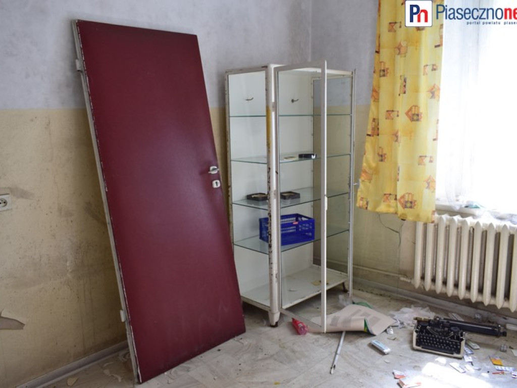 Dworek Ryxów popada w ruinę