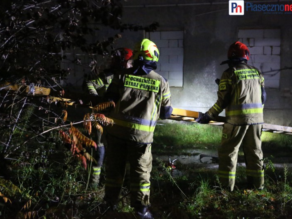 Nocna walka z żywiołem. 9 zastępów straży pożarnej gasi pożar