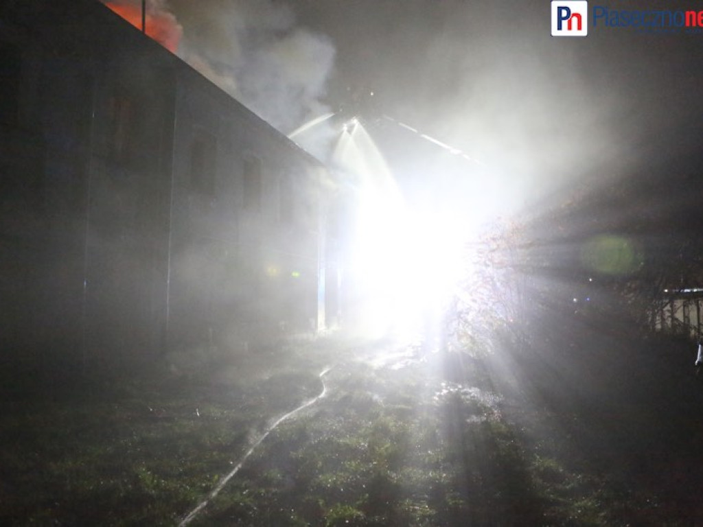 Nocna walka z żywiołem. 9 zastępów straży pożarnej gasi pożar