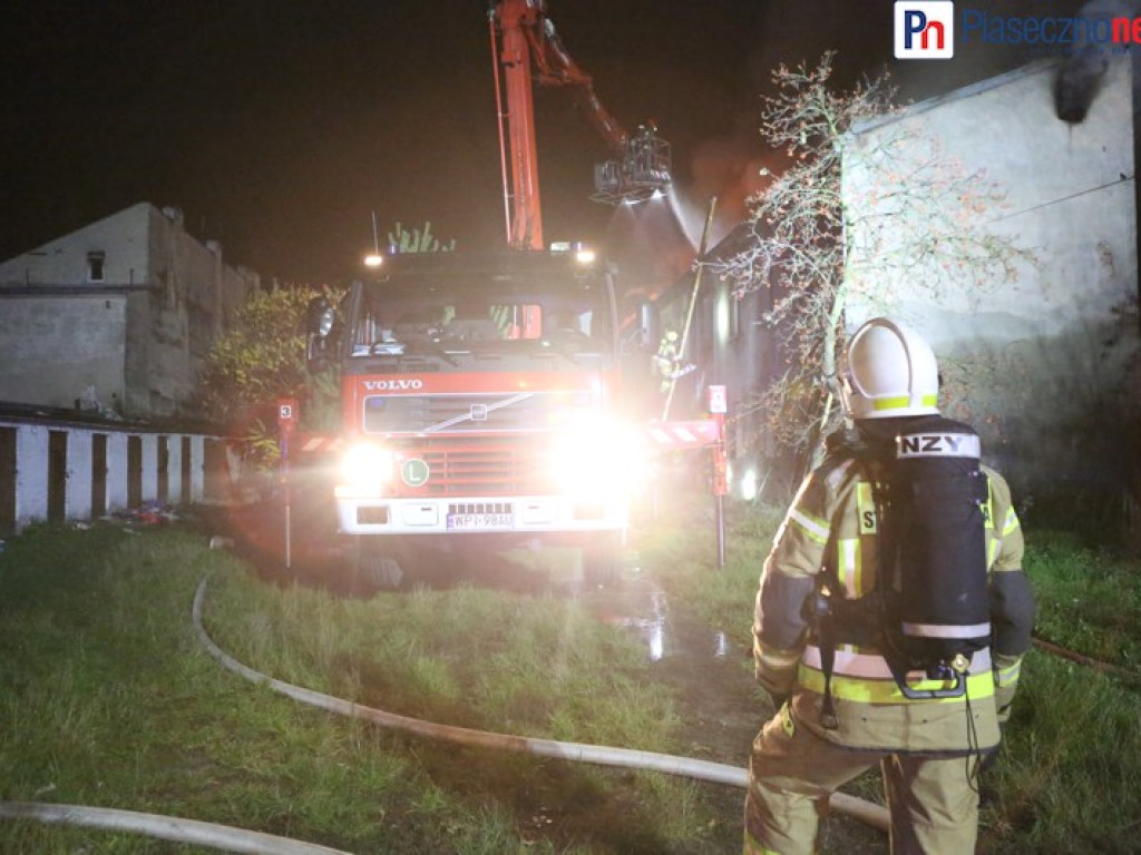 Nocna walka z żywiołem. 9 zastępów straży pożarnej gasi pożar