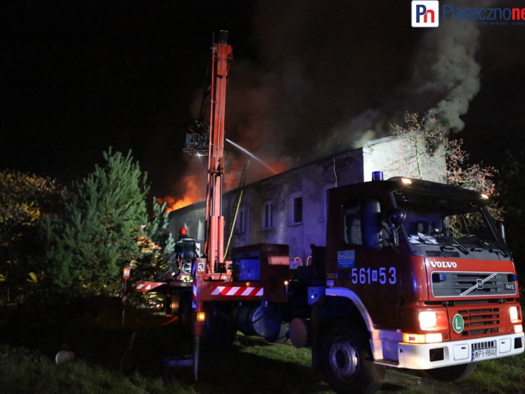 Nocna walka z żywiołem. 9 zastępów straży pożarnej gasi pożar