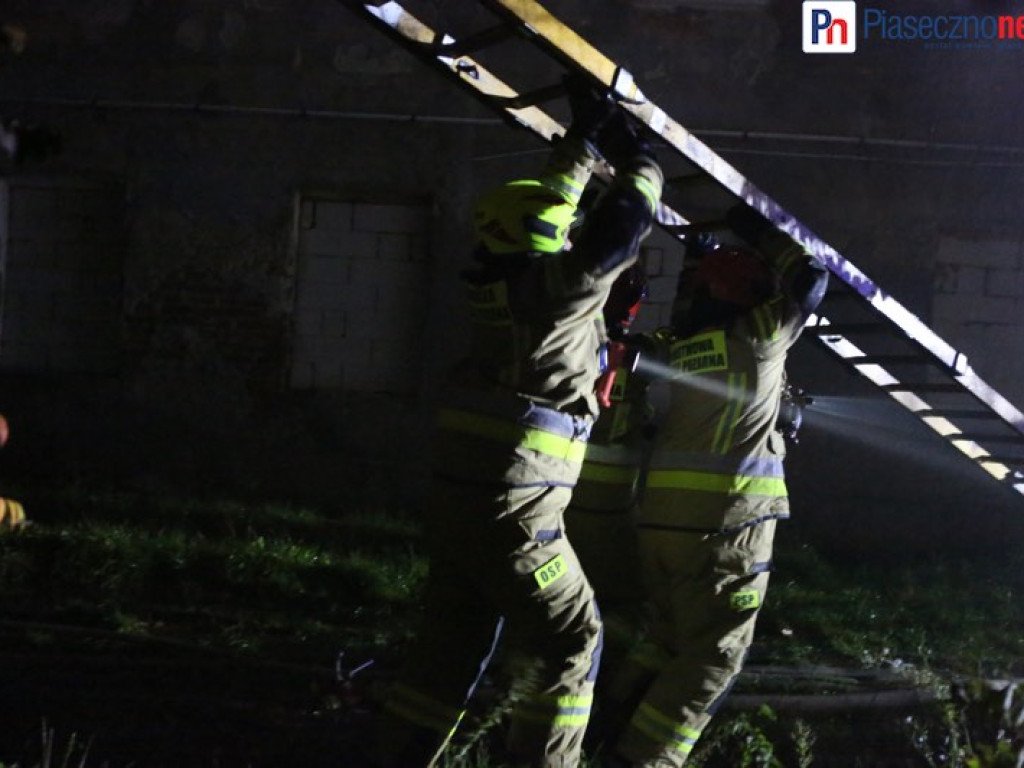 Nocna walka z żywiołem. 9 zastępów straży pożarnej gasi pożar