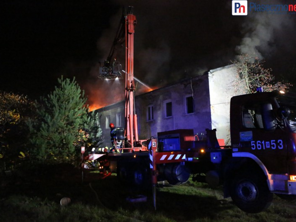 Nocna walka z żywiołem. 9 zastępów straży pożarnej gasi pożar
