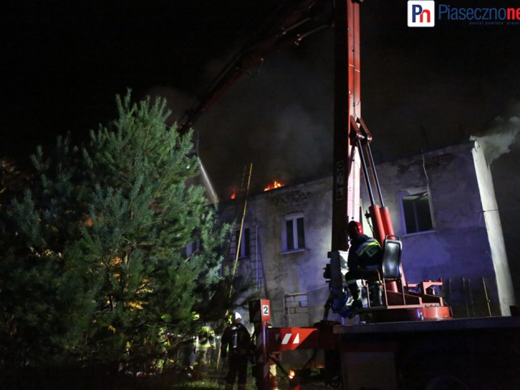 Nocna walka z żywiołem. 9 zastępów straży pożarnej gasi pożar