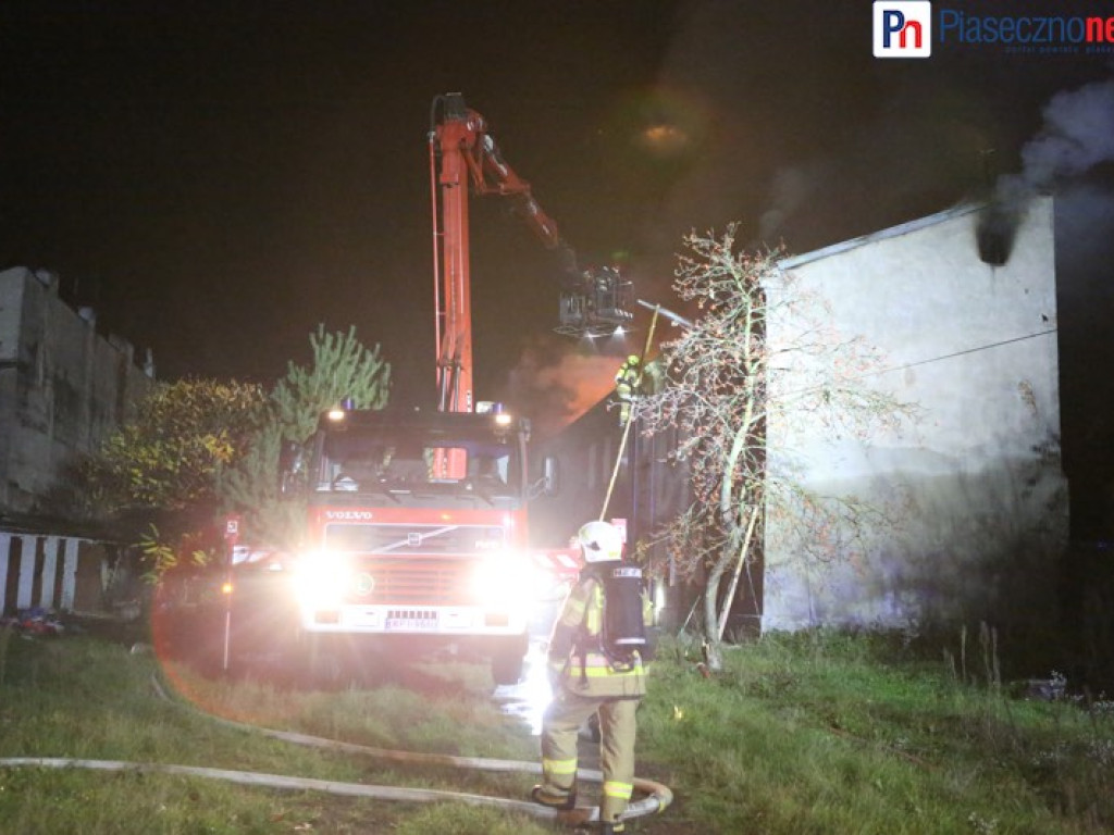 Nocna walka z żywiołem. 9 zastępów straży pożarnej gasi pożar