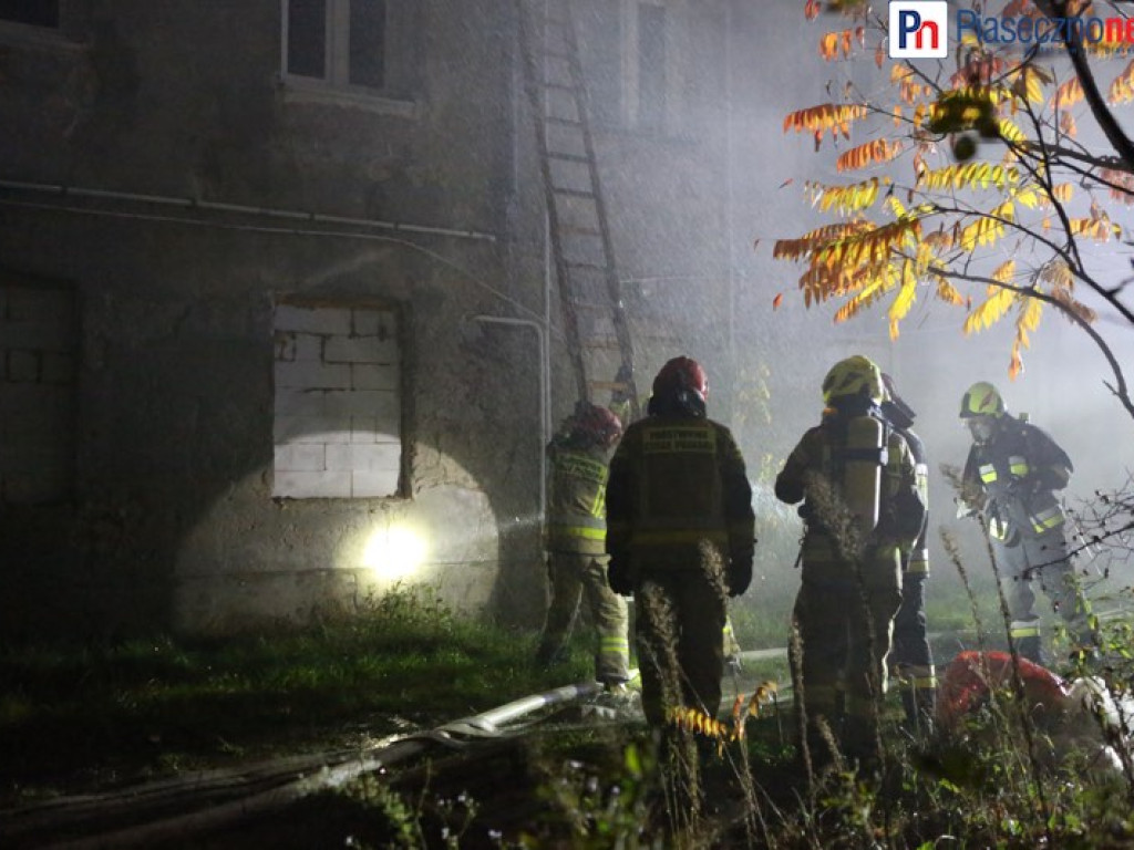 Nocna walka z żywiołem. 9 zastępów straży pożarnej gasi pożar