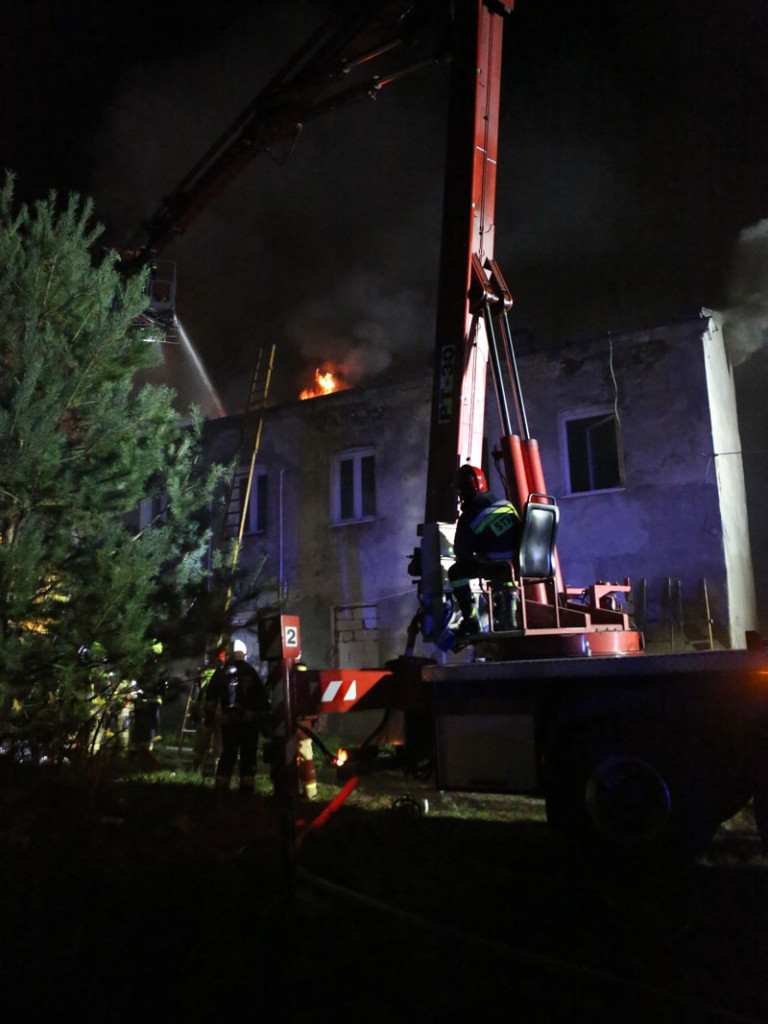 Nocna walka z żywiołem. 9 zastępów straży pożarnej gasi pożar