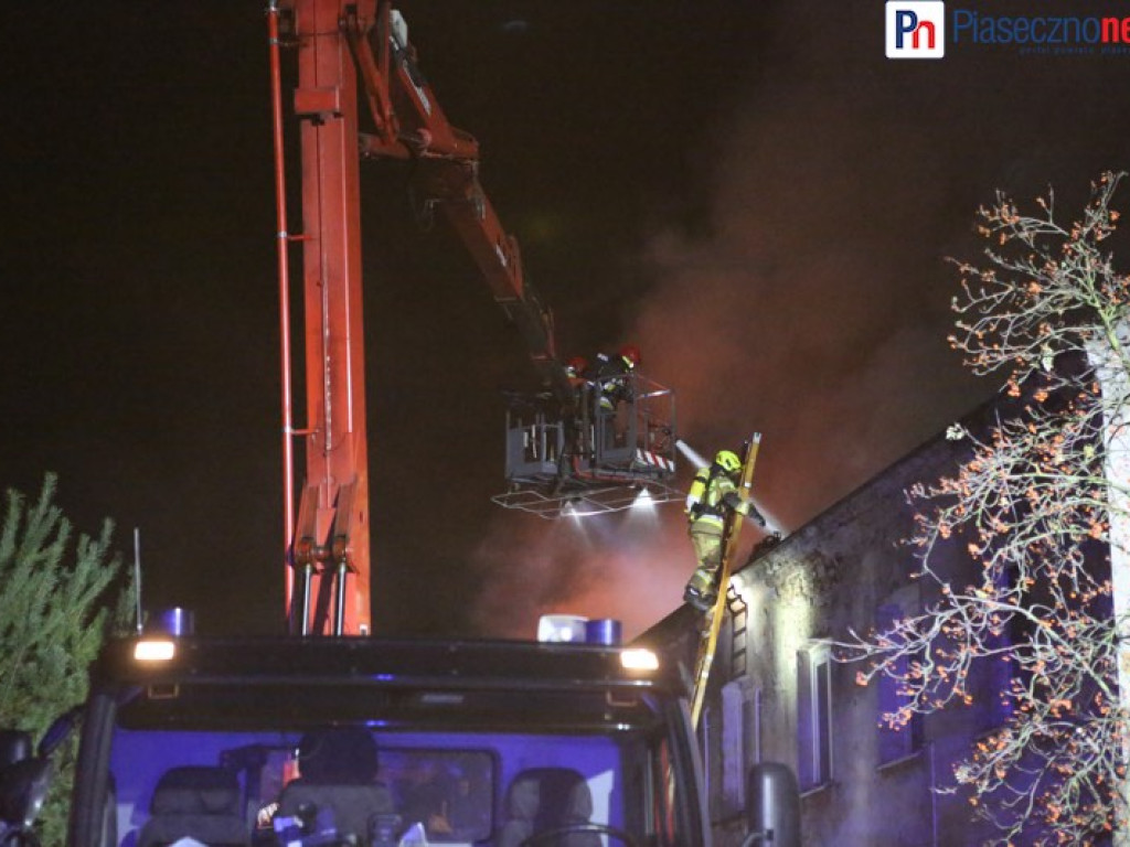 Nocna walka z żywiołem. 9 zastępów straży pożarnej gasi pożar