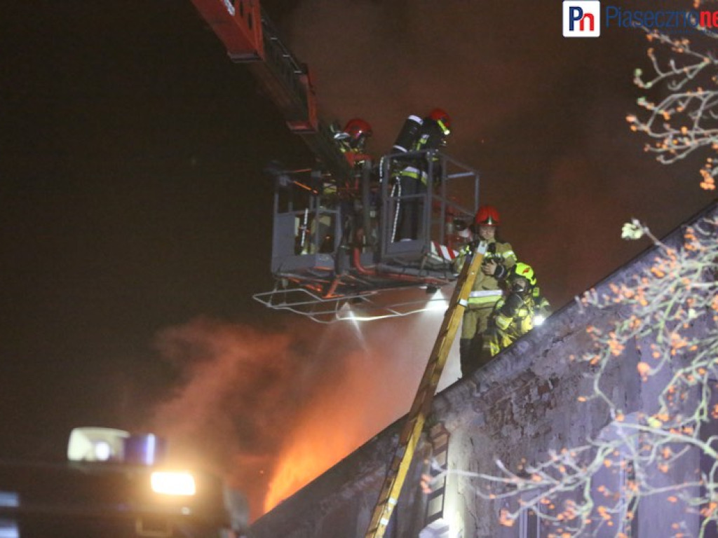 Nocna walka z żywiołem. 9 zastępów straży pożarnej gasi pożar