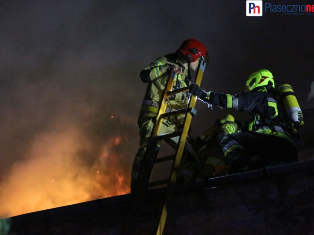 Nocna walka z żywiołem. 9 zastępów straży pożarnej gasi pożar