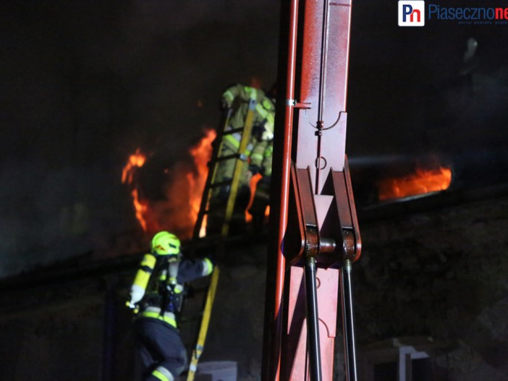 Nocna walka z żywiołem. 9 zastępów straży pożarnej gasi pożar