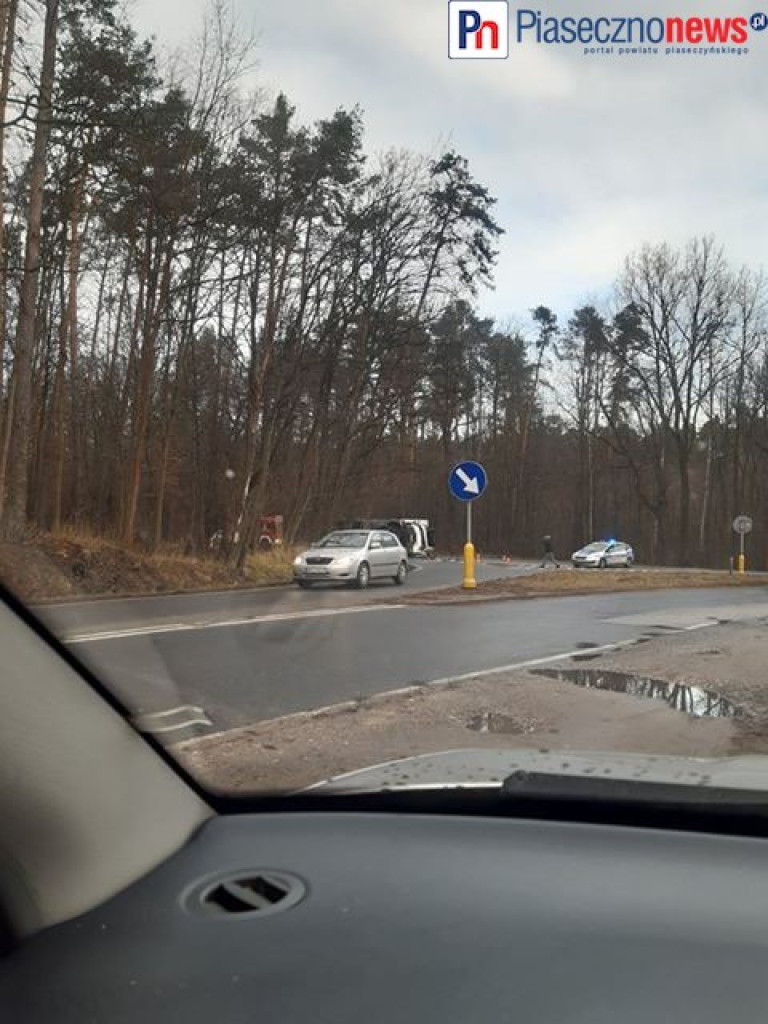 Ciężarówka staranowała sygnalizator świetlny i przewróciła się na jezdnię [AKTUALIZACJA]