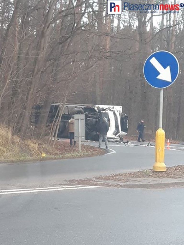 Ciężarówka staranowała sygnalizator świetlny i przewróciła się na jezdnię [AKTUALIZACJA]