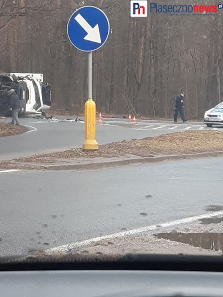 Ciężarówka staranowała sygnalizator świetlny i przewróciła się na jezdnię [AKTUALIZACJA]
