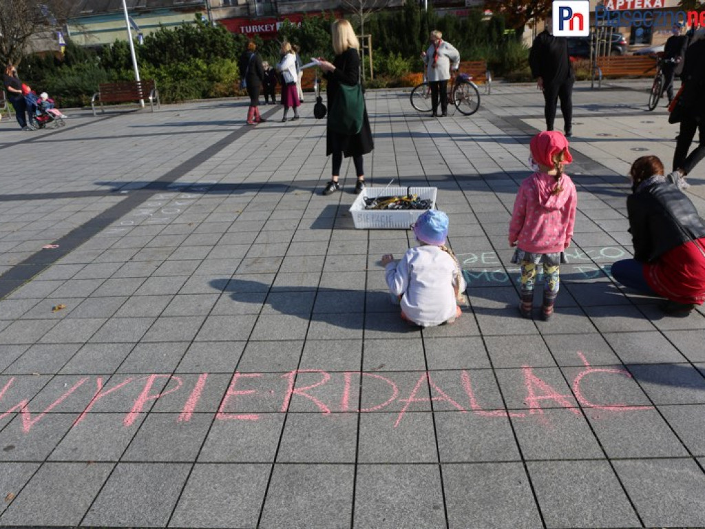 Fotorelacja z protestu kobiet na piaseczyńskim rynku [ZOBACZ FILM]