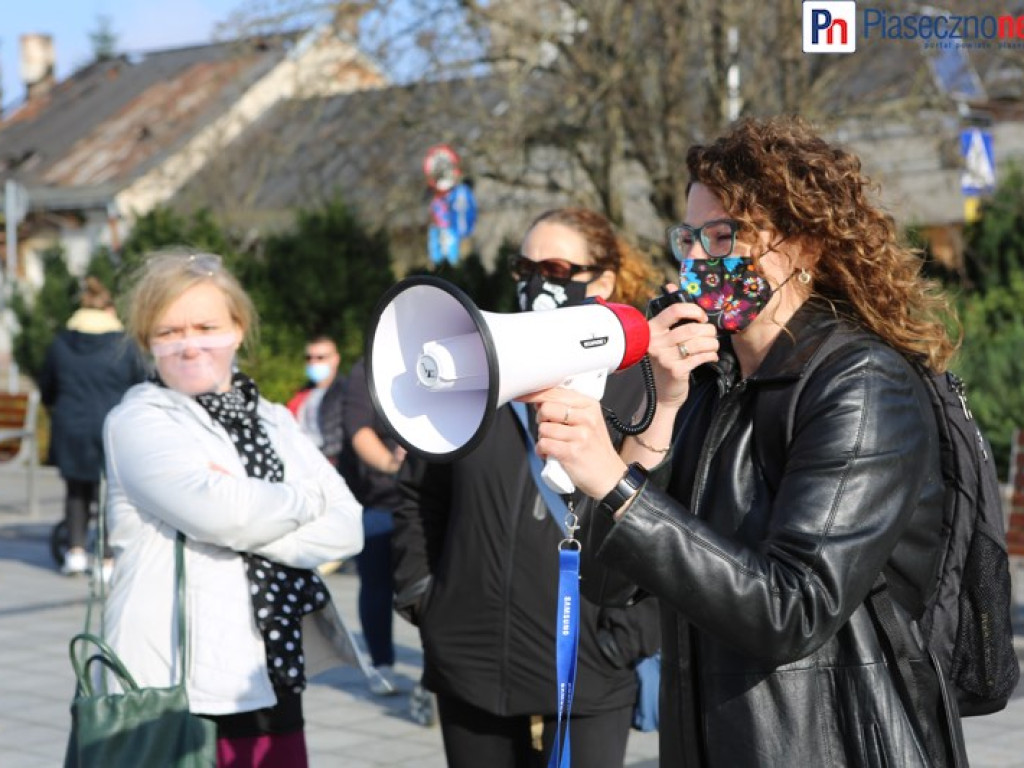 Fotorelacja z protestu kobiet na piaseczyńskim rynku [ZOBACZ FILM]