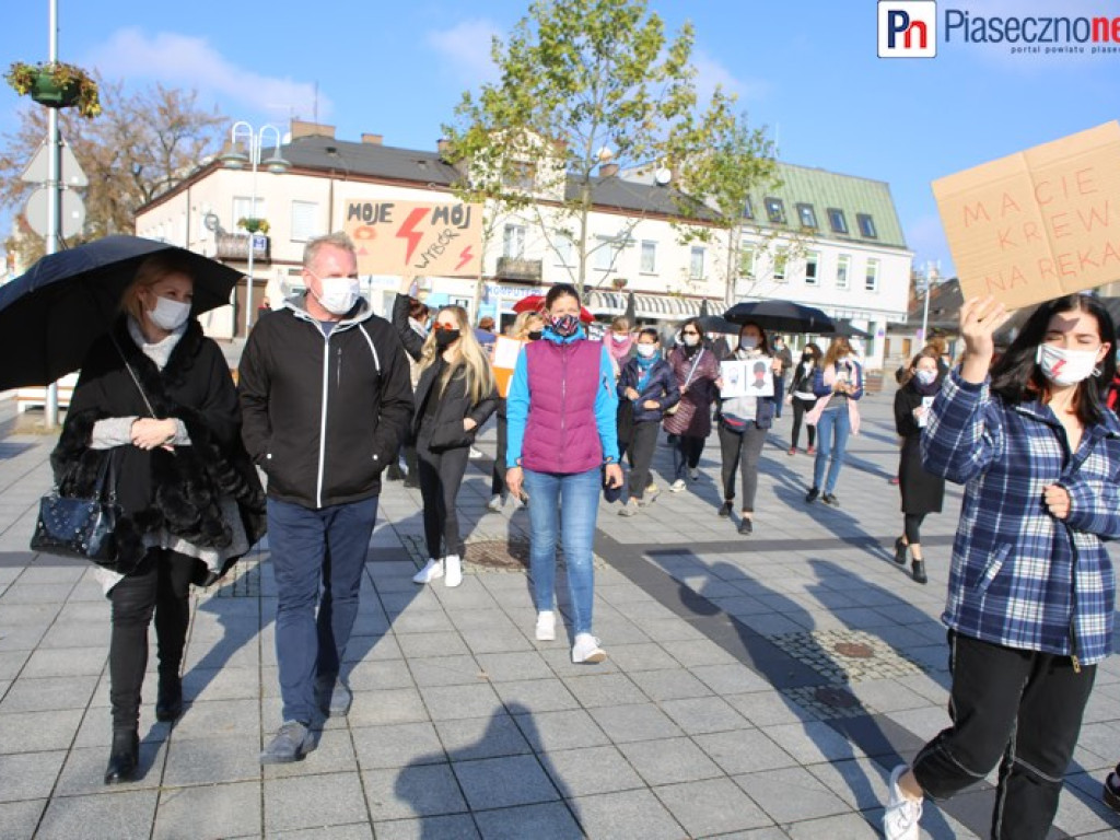 Fotorelacja z protestu kobiet na piaseczyńskim rynku [ZOBACZ FILM]