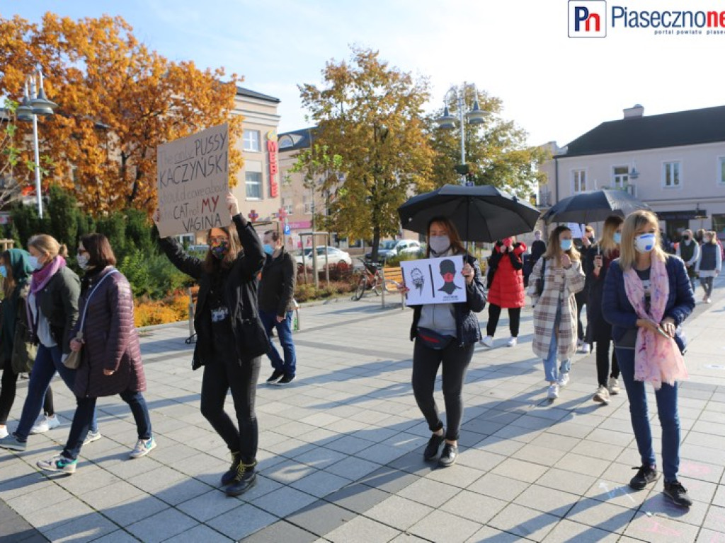 Fotorelacja z protestu kobiet na piaseczyńskim rynku [ZOBACZ FILM]