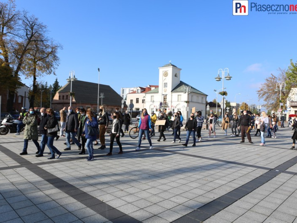 Fotorelacja z protestu kobiet na piaseczyńskim rynku [ZOBACZ FILM]