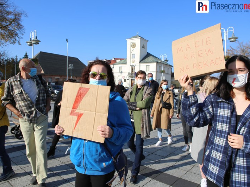 Fotorelacja z protestu kobiet na piaseczyńskim rynku [ZOBACZ FILM]