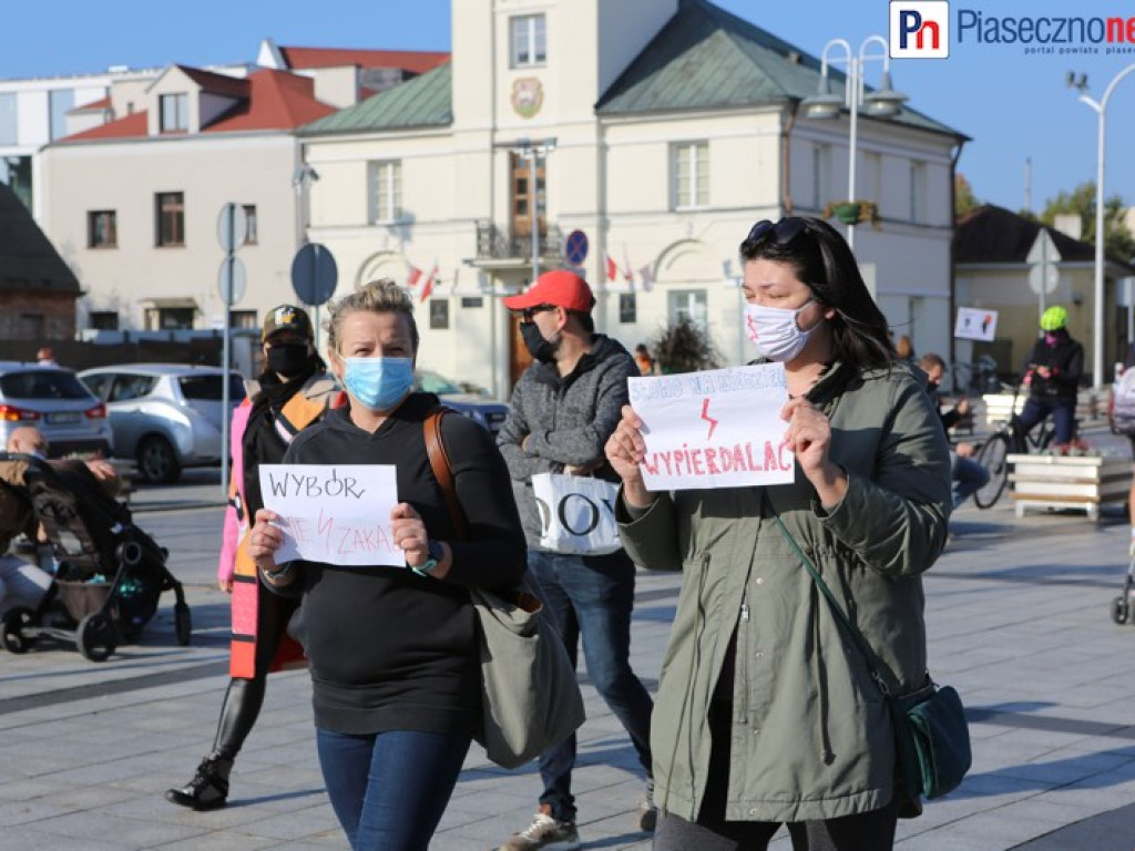 Fotorelacja z protestu kobiet na piaseczyńskim rynku [ZOBACZ FILM]