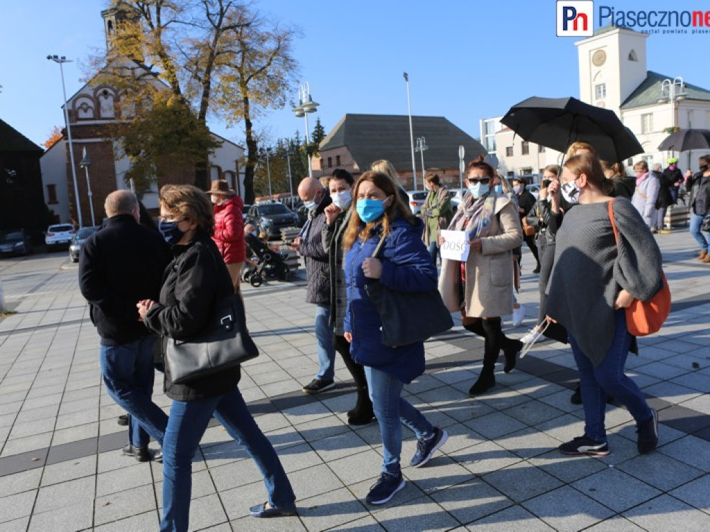 Fotorelacja z protestu kobiet na piaseczyńskim rynku [ZOBACZ FILM]