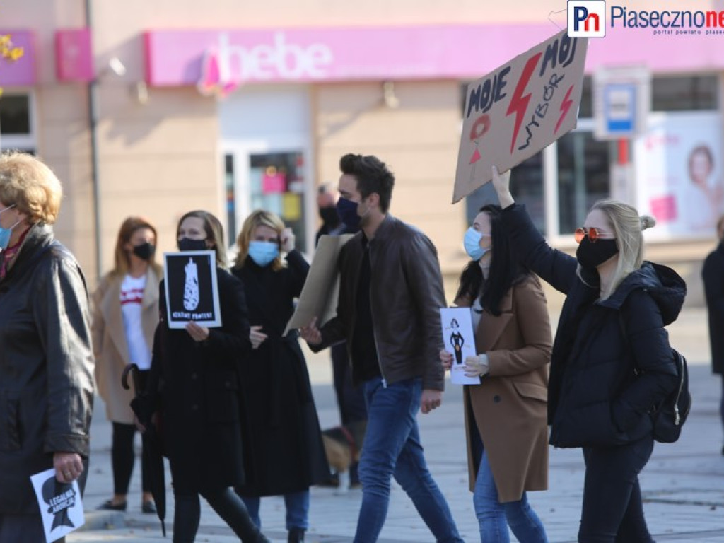 Fotorelacja z protestu kobiet na piaseczyńskim rynku [ZOBACZ FILM]