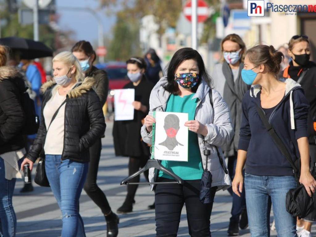 Fotorelacja z protestu kobiet na piaseczyńskim rynku [ZOBACZ FILM]