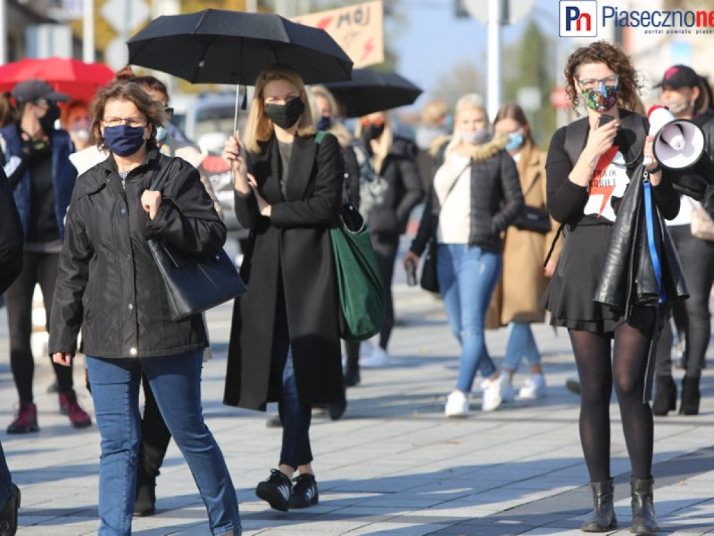 Fotorelacja z protestu kobiet na piaseczyńskim rynku [ZOBACZ FILM]