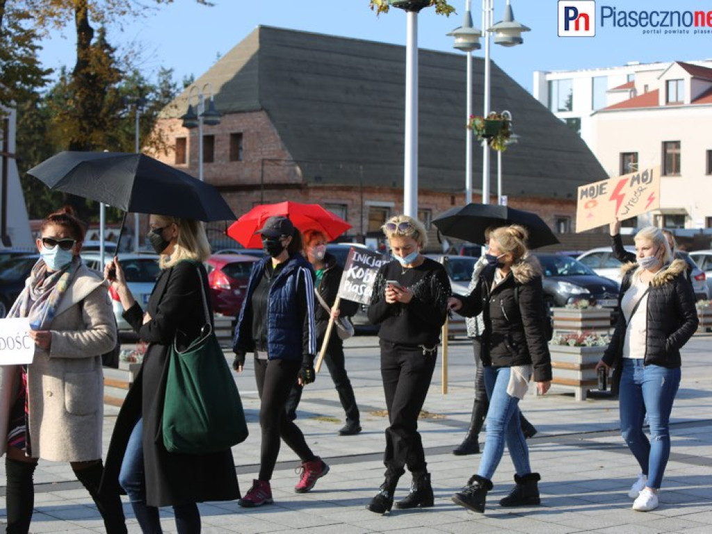Fotorelacja z protestu kobiet na piaseczyńskim rynku [ZOBACZ FILM]