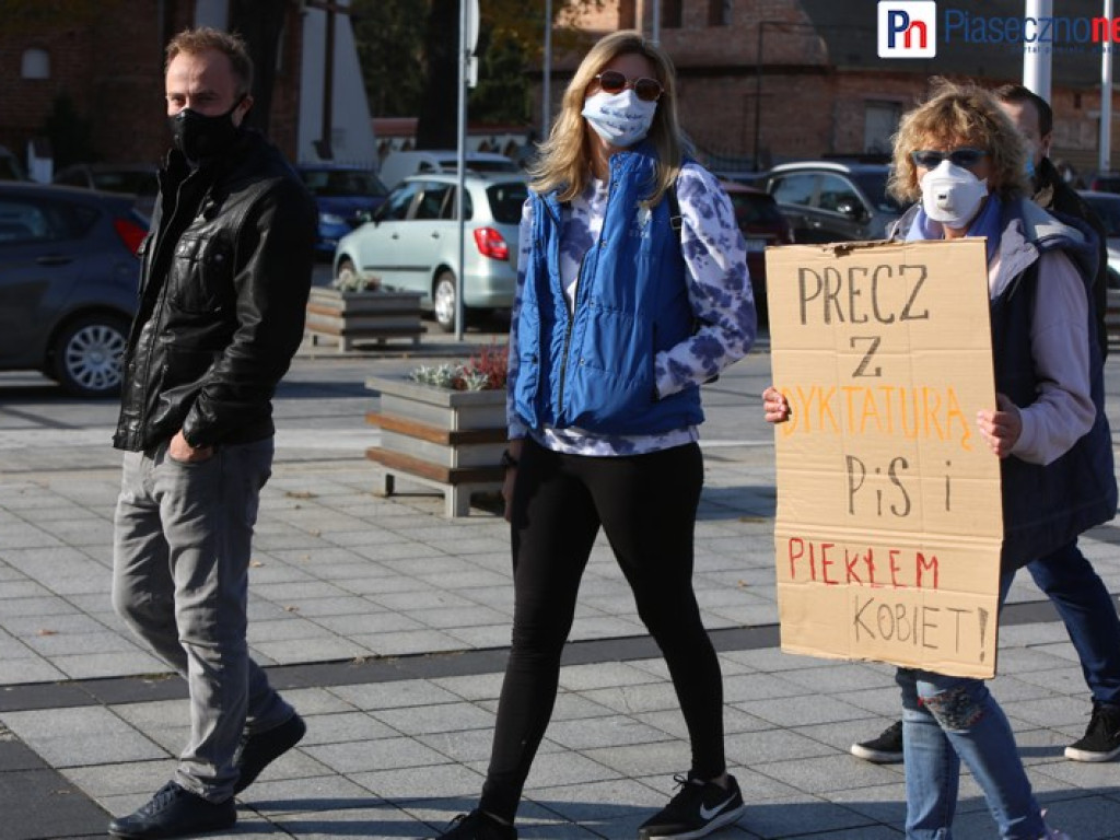 Fotorelacja z protestu kobiet na piaseczyńskim rynku [ZOBACZ FILM]