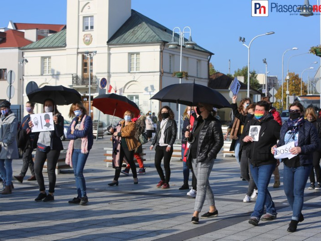 Fotorelacja z protestu kobiet na piaseczyńskim rynku [ZOBACZ FILM]