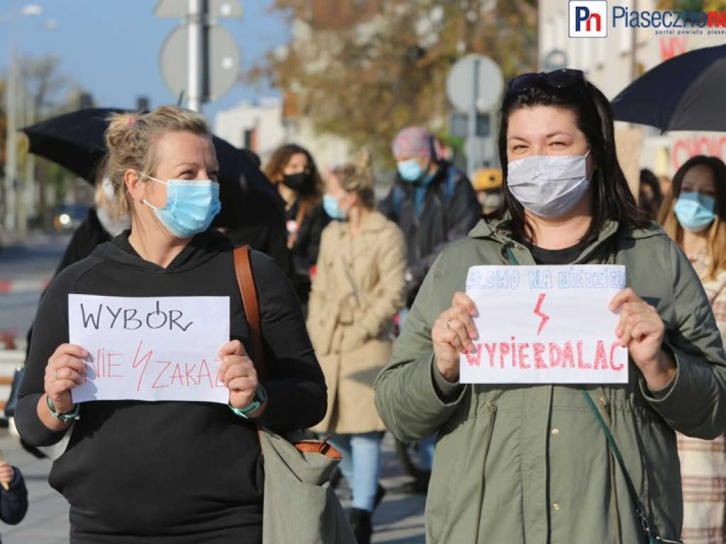 Fotorelacja z protestu kobiet na piaseczyńskim rynku [ZOBACZ FILM]
