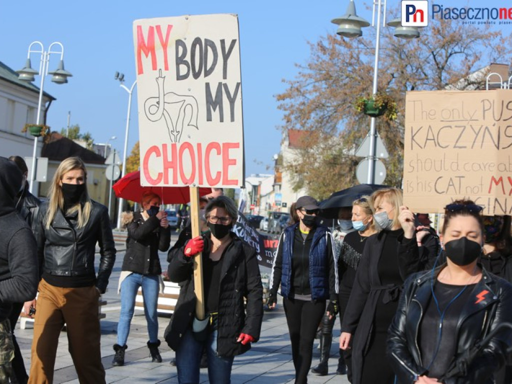 Fotorelacja z protestu kobiet na piaseczyńskim rynku [ZOBACZ FILM]