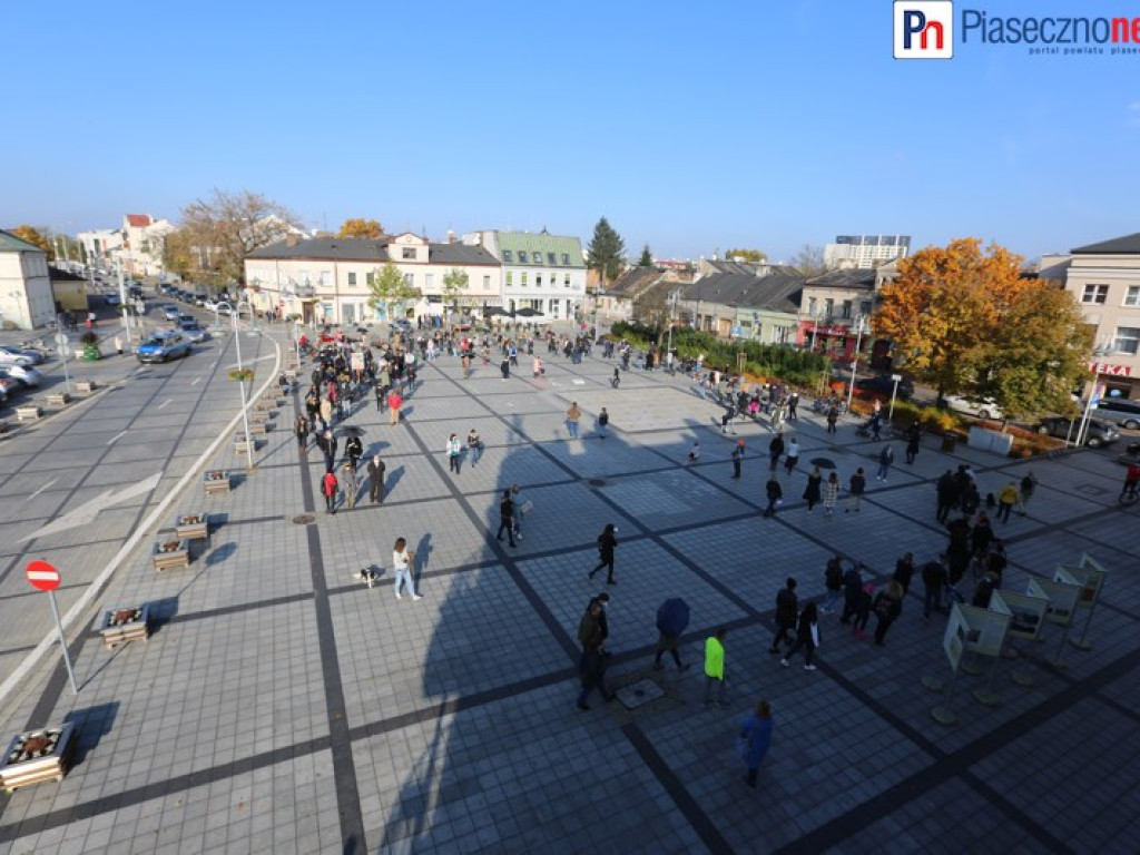 Fotorelacja z protestu kobiet na piaseczyńskim rynku [ZOBACZ FILM]