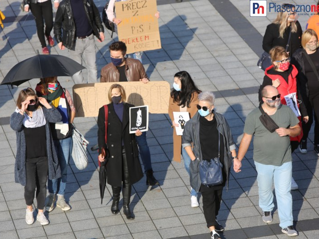 Fotorelacja z protestu kobiet na piaseczyńskim rynku [ZOBACZ FILM]