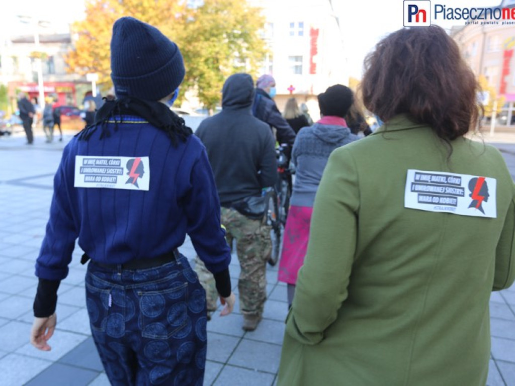 Fotorelacja z protestu kobiet na piaseczyńskim rynku [ZOBACZ FILM]