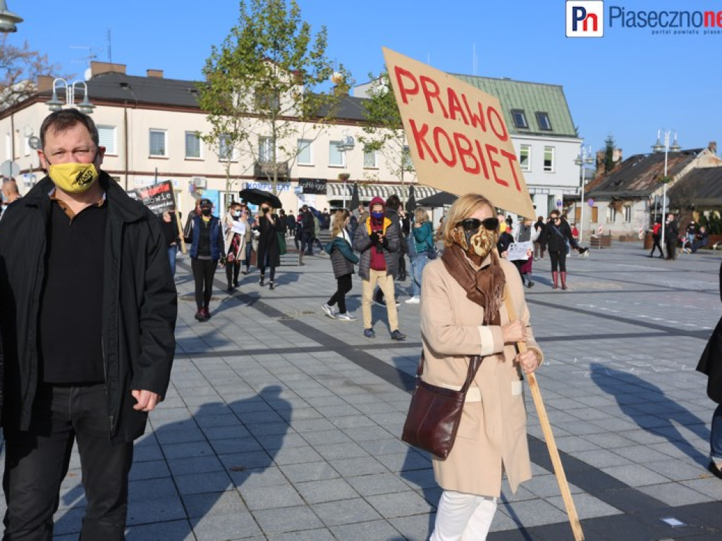 Fotorelacja z protestu kobiet na piaseczyńskim rynku [ZOBACZ FILM]