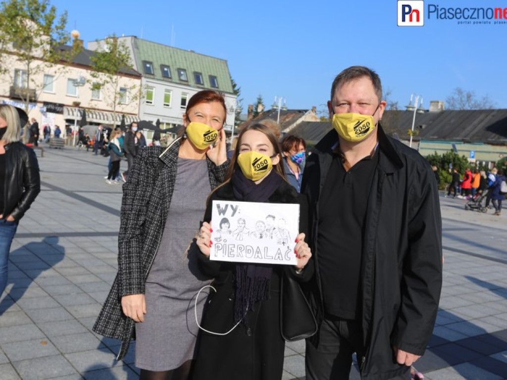 Fotorelacja z protestu kobiet na piaseczyńskim rynku [ZOBACZ FILM]